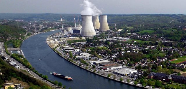Das belgische Atomkraftwerk Tihange am Ufer des Flusses Maas
