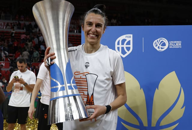 Alba Torrens, con el último título de liga logrado por Valencia Basket. | VBC/M. Á. POLO