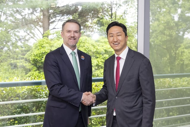 In this photo taken May 16, 2025, and provided by HD Hyundai Co., Chung Ki-sun (R), executive vice chairman and CEO of the group, shakes hands with U.S. Trade Representative Jamieson Greer ahead of a meeting to discuss shipbuilding cooperation on the sidelines of the Asia-Pacific Economic Cooperation trade ministers' meeting held on Jeju Island from May 15–16. (PHOTO NOT FOR SALE) (Yonhap)