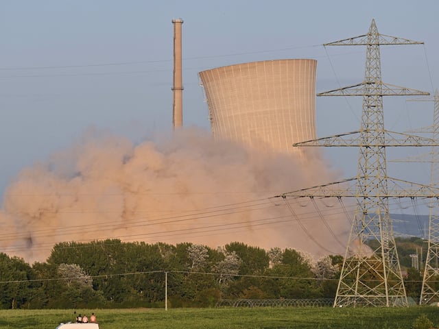 Sprengung des Kühlturms des Atomkraftwerks Grafenrheinfeld in Unterfranken im August 2024 (Archivbild)
