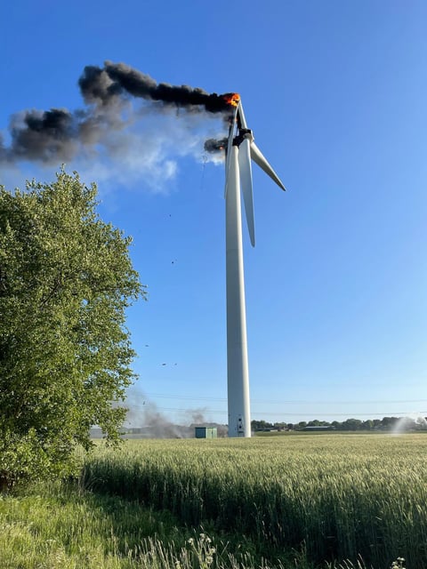 Die Rauchsäule des brennenden Windrads war kilometerweit sichtbar.