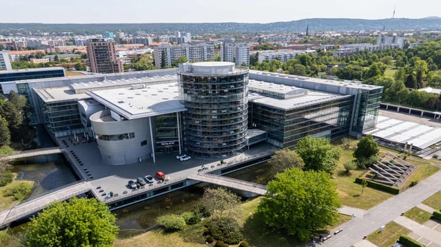 Blick auf das VW-Werk Dresden