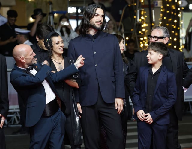 Laxe y parte del reparto de «Sirat», ayer en Cannes. |  G. Horcajuelo