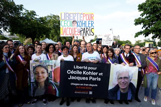 Un rassemblement pour demander la libération des otages Cécile Kohler et Jacques Paris à Paris, le 7 mai 2025.