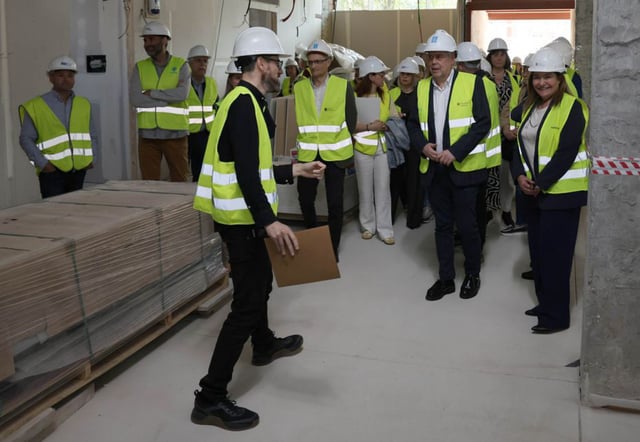 Gómez Caamaño, con Ortiz, en su visita a las obras. |  Alba Villar