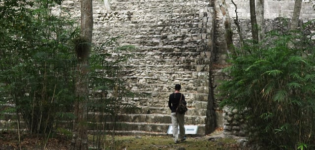 Ein Tourist in der Maya-Ruinenstätte Calakmul