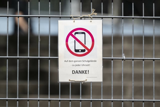 An Schulen der Stadt Bremen sind Handys ab Juni verboten.