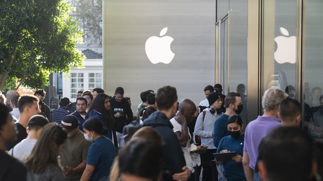 Despite AI delays, Apple becomes the world’s most valuable brand.