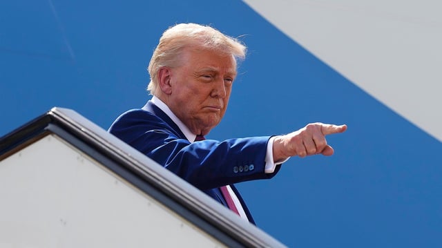 US-Präsident Donald Trump gestikuliert, während er an Bord der Air Force One geht.