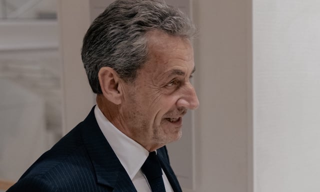 Au bout de trois mois donc, l’ancien président s’est vu retirer son bracelet électronique, et avec lui l’impossibilité de quitter son domicile parisien tous les jours de 20 heures au lendemain matin 8 heures.