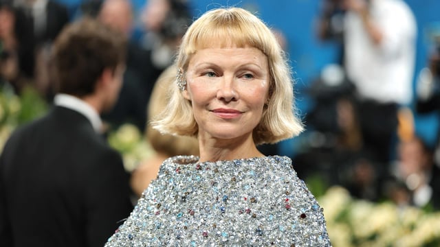 NEW YORK, NEW YORK - MAY 05: Pamela Anderson attends the 2025 Met Gala Celebrating Superfine: Tailoring Black Style at Metropolitan Museum of Art on May 05, 2025 in New York City. Dia Dipasupil/Getty Images/AFP (Photo by Dia Dipasupil / GETTY IMAGES NORTH AMERICA / Getty Images via AFP)