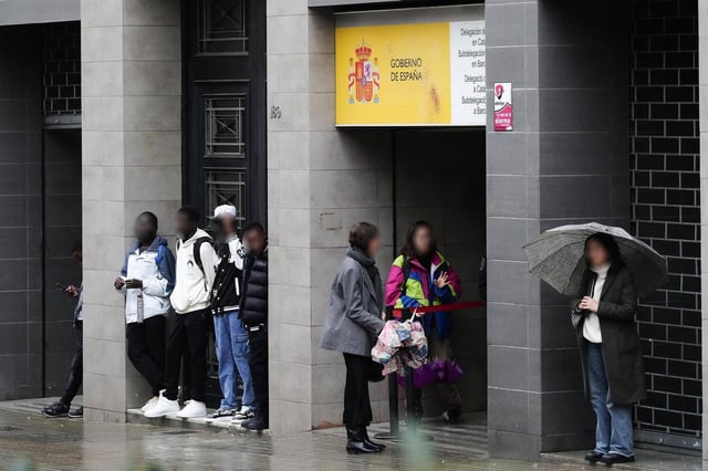Imagen de personas ante las oficinas de extranjería de Barcelona