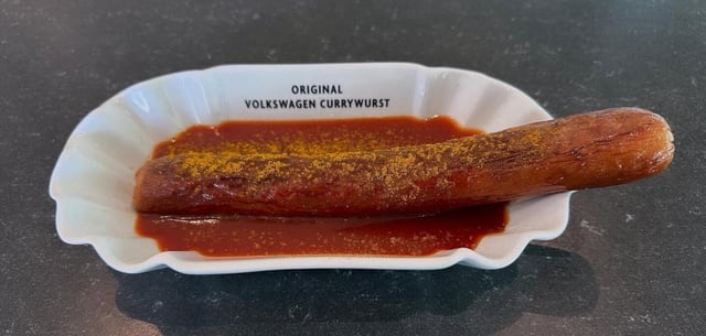 Die Currywurst, ein Klassiker der VW-Kantine