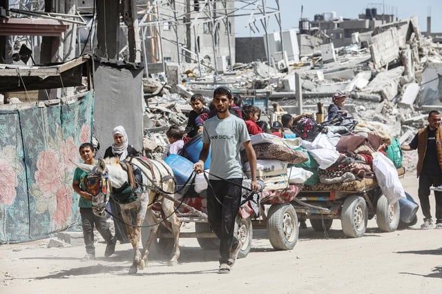 Una familia de palestinos huye con sus posesiones de los bombardeos israelíes, este viernes en Jabalia.