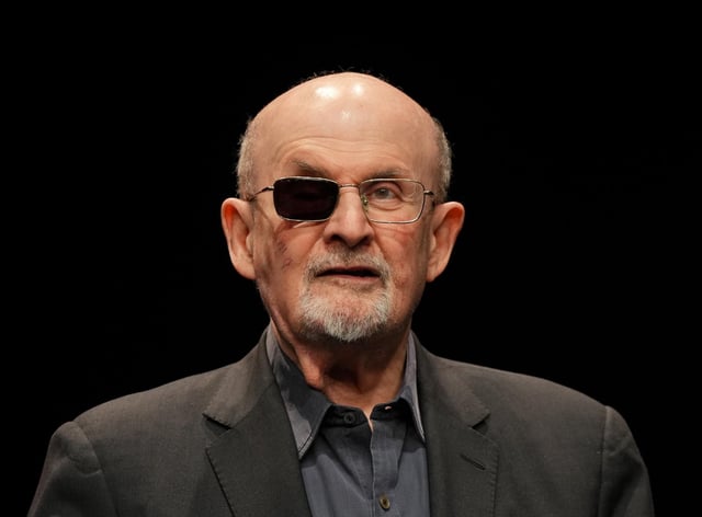 L’assaillant de l’écrivain Salman Rushdie a été condamné à vingt-cinq ans de prison, vendredi 16 mai 2025.