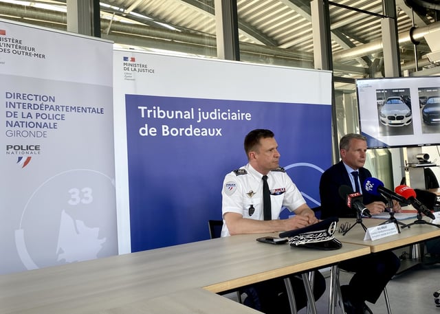 De g. à d. : Le commissaire général Éric Krust, directeur adjoint de la police nationale à Bordeaux et Renaud Gaudeul, procureur de la République de Bordeaux, en conférence de presse ce vendredi.