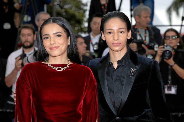 La réalisatrice de « La Petite Dernière » Hafsia Herzi et son actrice Nadia Melliti au 78<sup>e</sup> Festival de Cannes, le 16 mai 2025.
