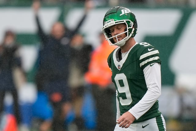New York Jets place kicker Greg Zuerlein (9) reacts after missing a field goal against the Denver Broncos during the fourth quarter of an NFL football game, Sunday, Sept. 29, 2024, in East Rutherford, N.J. (AP Photo/Bryan Woolston)