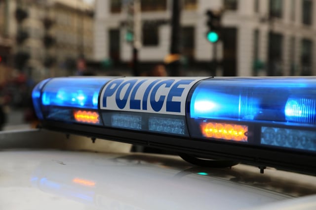 Les policiers qui avaient ouvert le feu en juin 2022 à Paris après le refus d’obtempérer d’un conducteur, et dont l’un des tirs avait mortellement atteint l’une des passagères, ont bénéficié d’un non-lieu, a-t-on appris vendredi 16 mai 2025. Illustration