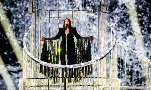 « Yuval Raphael n’est pas seulement une chanteuse, elle est une survivante. Le 7 octobre 2023, lors de l’attaque du Hamas contre le festival Nova, elle a dû se dissimuler sous des corps pour échapper à un massacre où près de 400 jeunes ont été sauvagement tués. Aujourd’hui, elle chante pour ceux qui ne le peuvent plus. »