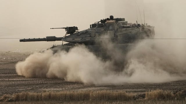 Ein israelischer Panzer an der Grenze zum Gazastreifen