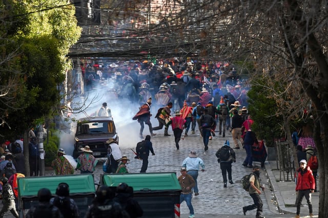 Police officers clash with demonstrators during a protest march by supporters of former Bolivian president Evo Morales after he was blocked by Bolivia's constitutional court from running in the presidential election this year, in La Paz, Bolivia May 16, 2025. REUTERS/Claudia Morales