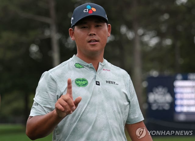 Kim Si-woo of South Korea poses on the ninth green during the second round of the PGA Championship after making a hole-in-one on the sixth hole at Quail Hollow Club in Charlotte, North Carolina, on May 16, 2025, in this Getty Images photo. (Yonhap) 