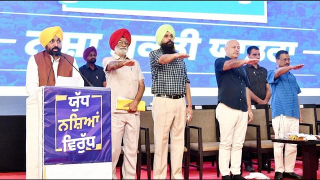Punjab chief minister Bhagwant Mann and Aam Aadmi Party (AAP) national convenor Arvind Kejriwal along with Manish Sisodia kicking off a month-long ‘Nasha Mukti Yatra’ from Langroya village in Shaheed Bhagat Singh Nagar on Friday. (HT Photo)