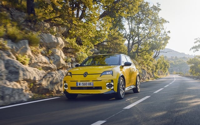 Renault 5 E-Tech, el coche eléctrico más vendido en abril en España.