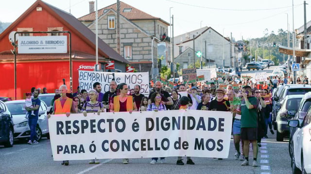 Vecinos y vecinas de Mos y Bembrive manifestándose contra la nueva autovía, ayer.