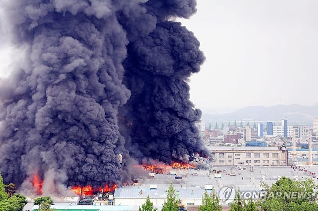 Smoke billows from a Kumho Tire Co. plant in Gwangju, some 270 kilometers south of Seoul, following a fire that broke out on May 17, 2025. (Yonhap)