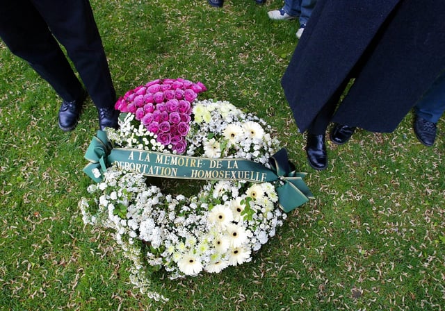 Un mémorial pour les victimes homosexuelles de la déportation est inauguré à Paris, samedi 17 mai 2025. Ici, des associations homosexuelles s’apprêtent à déposer une gerbe, le 28 avril 2002 devant le monument aux morts de Strasbourg.
