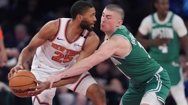 Mikal Bridges (l.) von den New York Knicks und Payton Pritchard Boston Celtics.