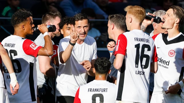 Eintracht-Trainer Dino Toppmöller richtet vollen Fokus auf das Saisonfinale.