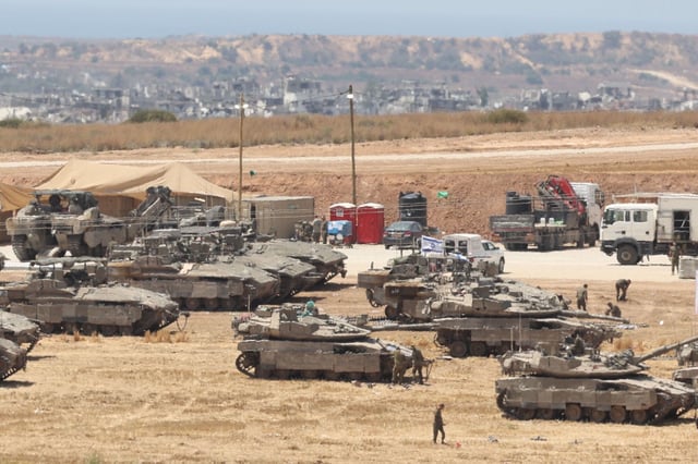 Vehículos militares israelíes se reúnen en un lugar no revelado cerca de la frontera de Gaza.
