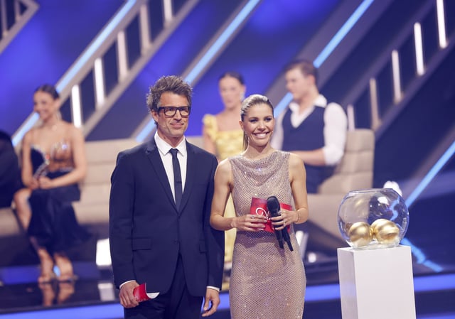 Daniel Hartwich, Moderator und Victoria Swarovski, Moderatorin, stehen in der RTL-Tanzshow „Let's Dance“ im Coloneum.