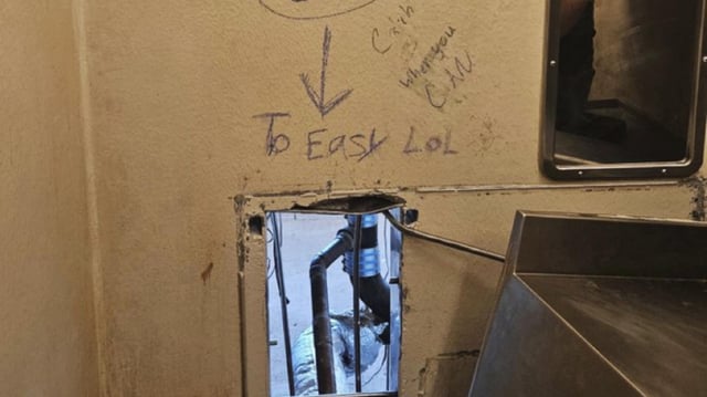 In einer Zelle rissen die Häftlinge eine Toilette aus der Wand und krochen durch ein enges Loch dahinter hindurch. 