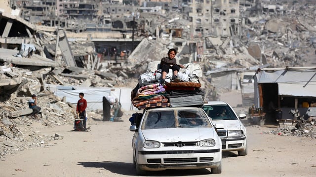 Palästinenser transportieren ihre Habseligkeiten auf der Flucht aus Gaza-Stadt
