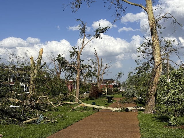 Dégâts liés aux tornades à Saint-Louis dans le Missouri, le vendredi 16 mai 2025.