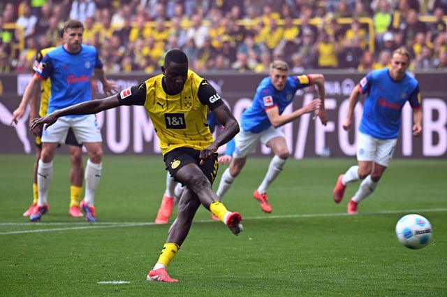 Soccer Football - Bundesliga - Borussia Dortmund v Holstein Kiel - Signal Iduna Park, Dortmund, Germany - May 17, 2025 Borussia Dortmund's Serhou Guirassy scores their first goal from the penalty spot REUTERS/Annegret Hilse