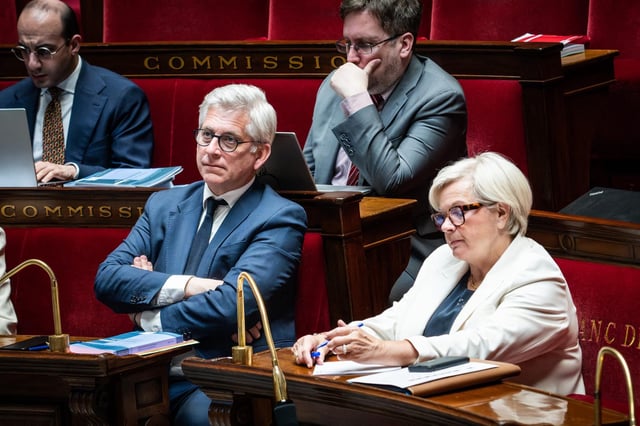 Frederic Valletoux, député français membre du groupe Horizons, et Catherine Vautrin, ministre français du travail, de la santé, des solidarités et de la famille, au début de la discussion de la proposition de loi sur les soins palliatifs et d’accompagnement et de la proposition de loi sur la fin de vie et l’aide à mourir, à l’Assemblée nationale, le 12 mai 2025.