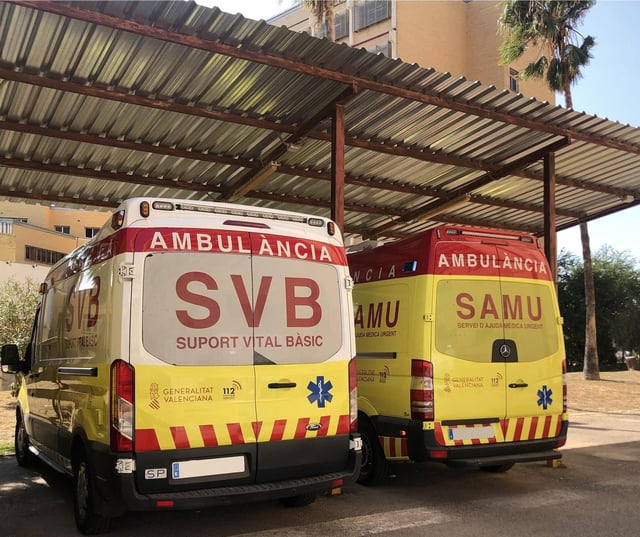 Dos ambulancias del SVB y SAMU, en una imagen de archivo.