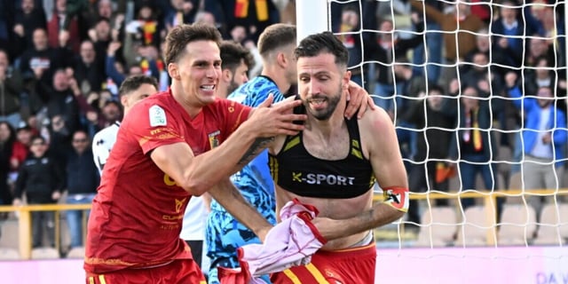 Catanzaro in semifinale: il Cesena sbaglia un rigore, Iemmello letale
