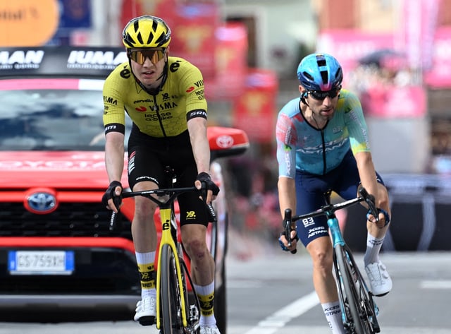 Cycling - Giro d'Italia - Stage 8 - Giulianova to Castelraimondo - Italy - May 17, 2025  XDS Astana Team's Diego Ulissi and Team Visma | Lease a Bike's Wilco Kelderman in action during stage 8 REUTERS/Jennifer Lorenzini