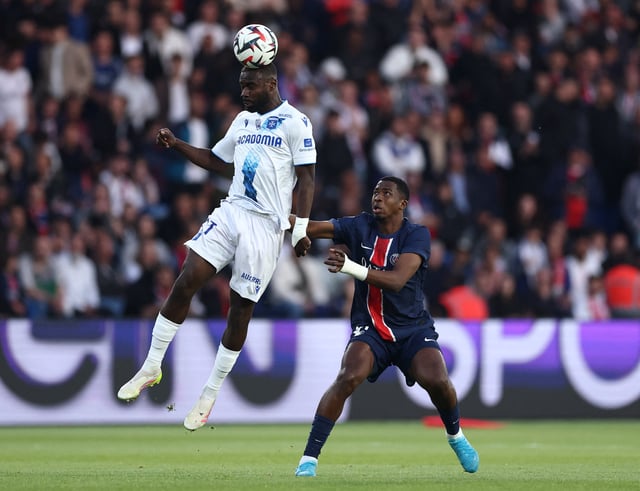 Soccer Football - Ligue 1 - Paris St Germain v Auxerre - Parc des Princes, Paris, France - May 17, 2025 Auxerre's Lassine Sinayoko in action with Paris St Germain's Willian Pacho REUTERS/Gonzalo Fuentes