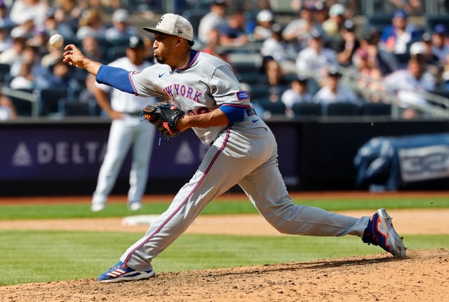 New York Mets pitcher Edwin Díaz (39) throws against the New York Yankees during the ninth inning of a baseball game, Saturday, May 17, 2025, in New York. (AP Photo/Noah K. Murray)
