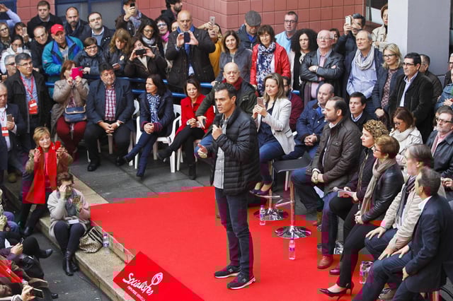 Mitin de Pedro Sánchez en Xirivella, en 2016: Ábalos observa en primera fila.