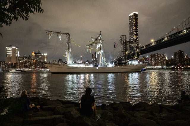 NEW YORK, NEW YORK - MAY 17: A disabled Mexican Navy tall ship floats between the Brooklyn and the Manhattan bridges on the East River on May 17, 2025 in New York City. The ship reportedly struck the Brooklyn Bridge as it was traveling north. (Photo by Stephanie Keith/Getty Images)