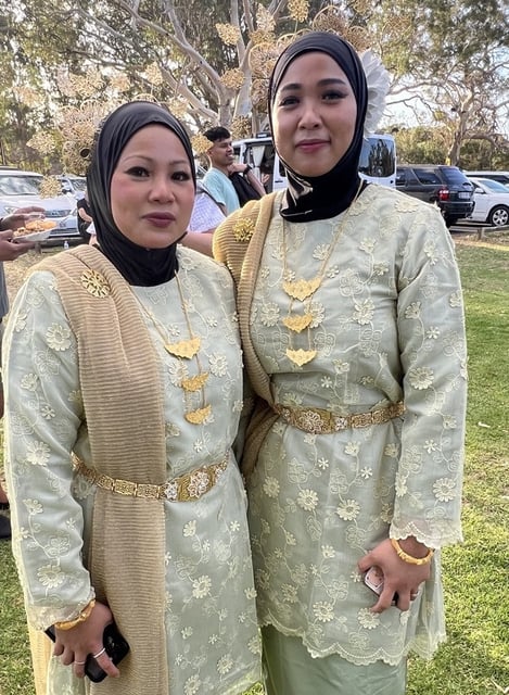 Traditional Malay dancers Azima and Zalika.