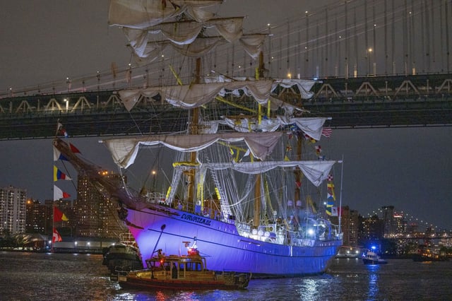 Fotografía del buque escuela mexicano Cuauhtémoc junto al puente de Brooklyn